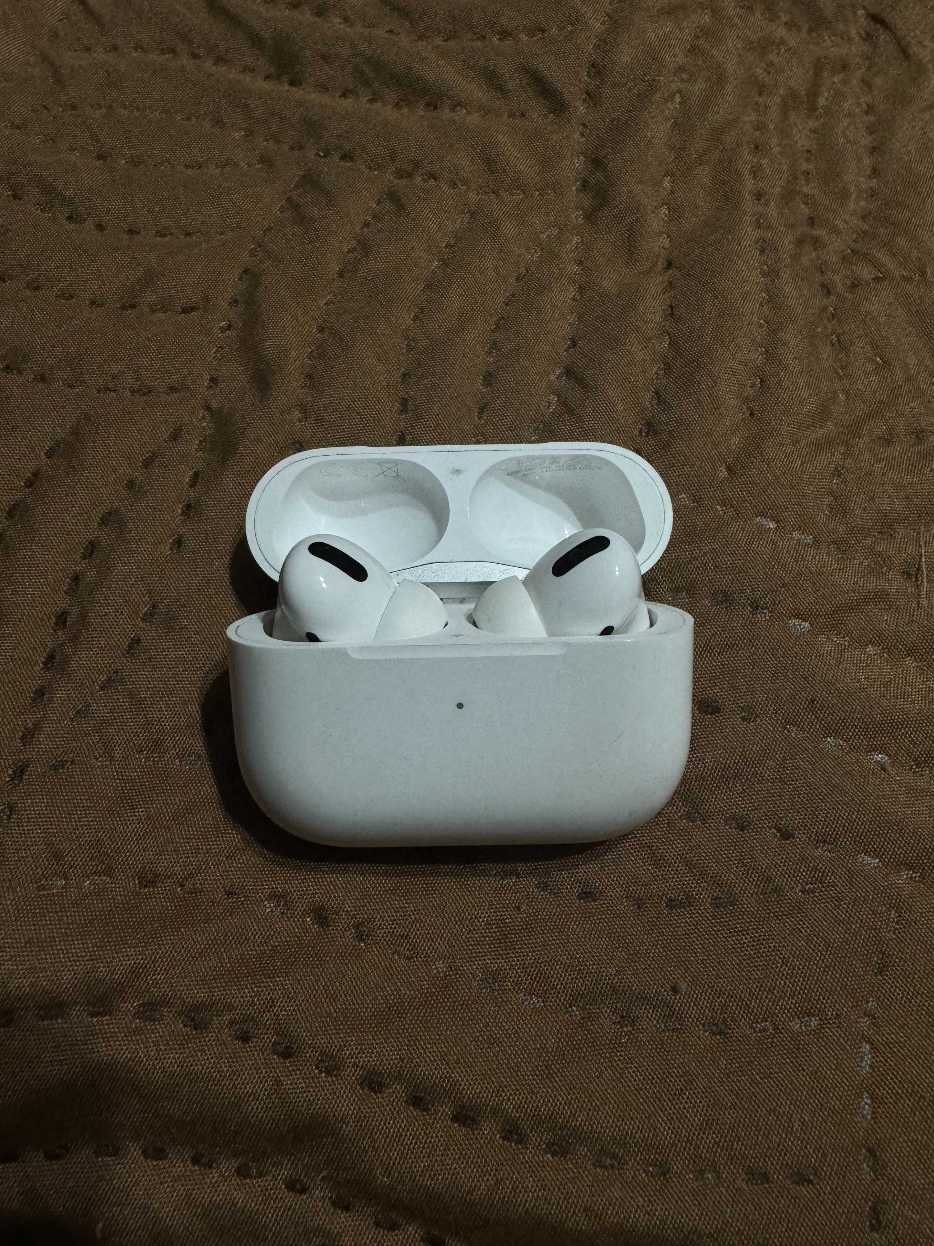 Apple AirPods Pro (2-gen MagSafe), закупени 2021 г (отлично състояние)