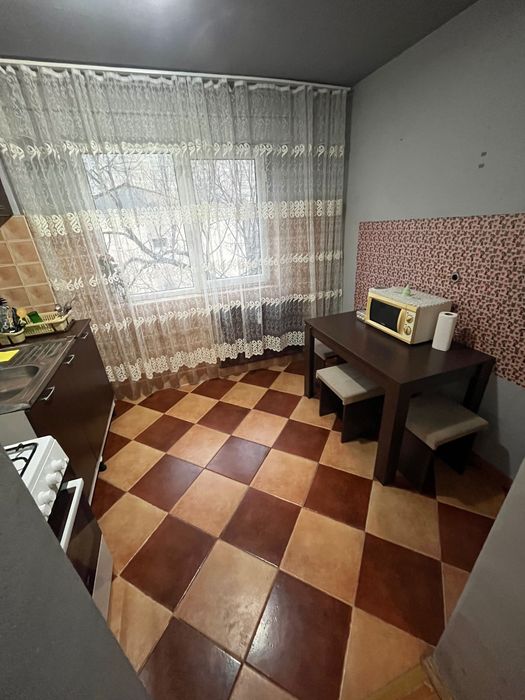 Dau spre închiriere un  apartament cu 2 camere gata utilat !