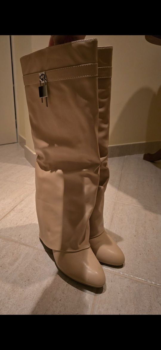 Cizme model locker