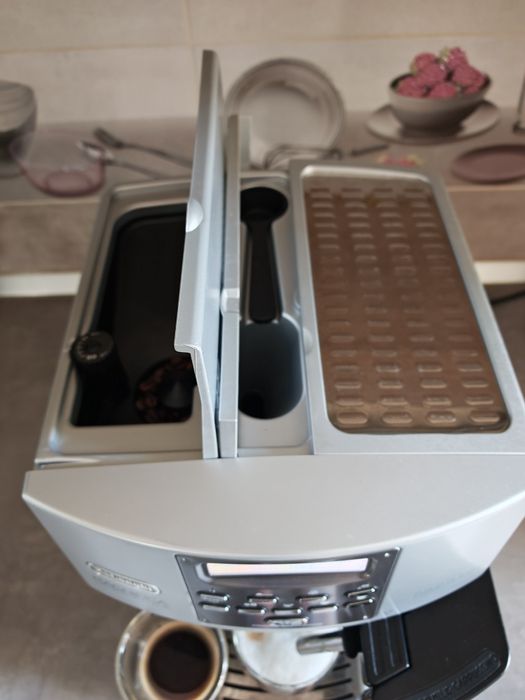 Espressor / Expresor / Aparat de cafea Delonghi Magnifica Cappuccino