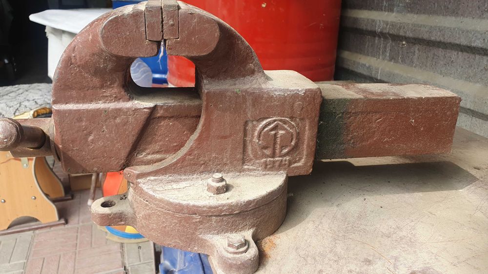 Верстак слесарный с тисками