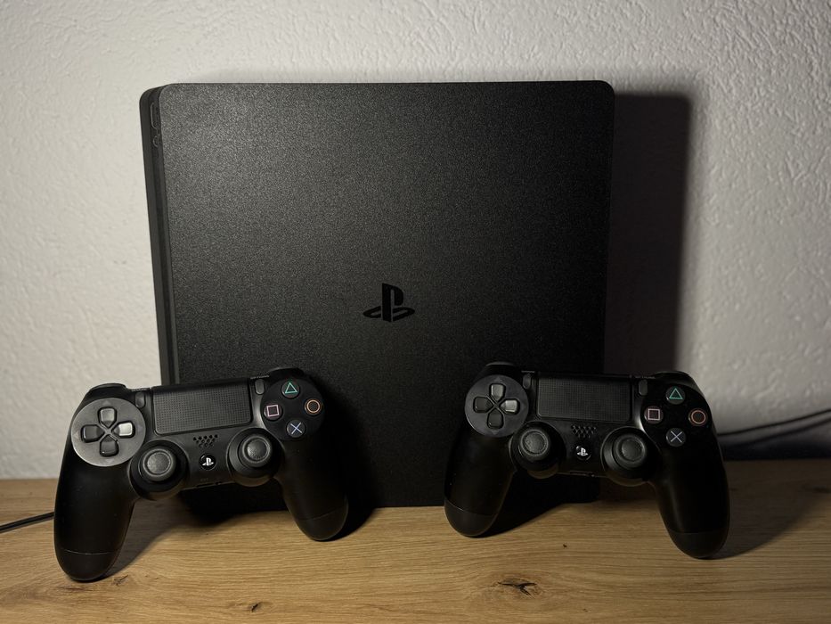 PS4 Slim 500 GB + 2 controllere originale + 8 jocuri-pachet complet