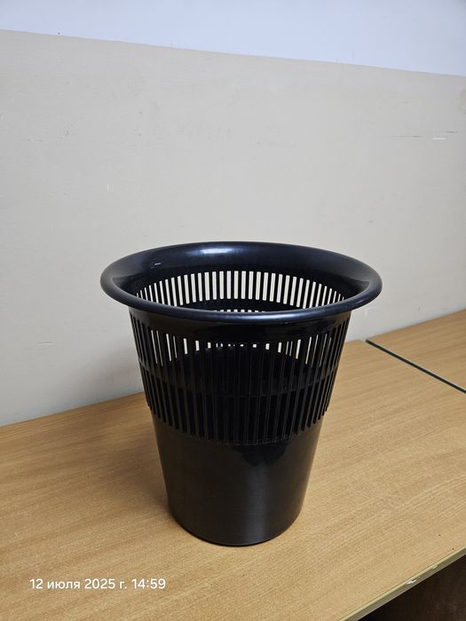 Корзина для мусора пластиковая в офис