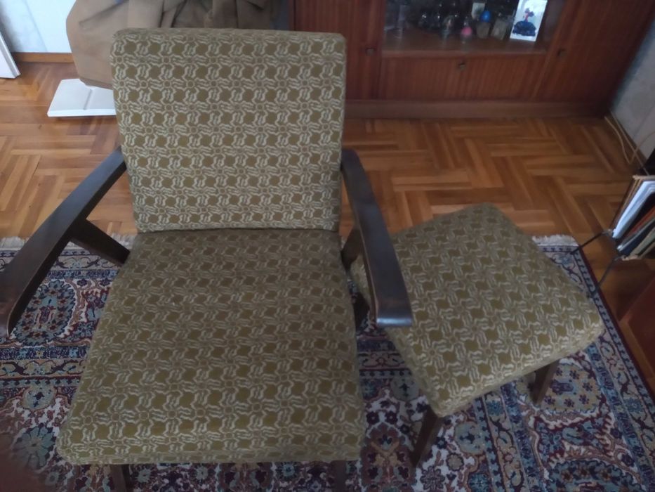 Продавам два фотьойла и две табуретки