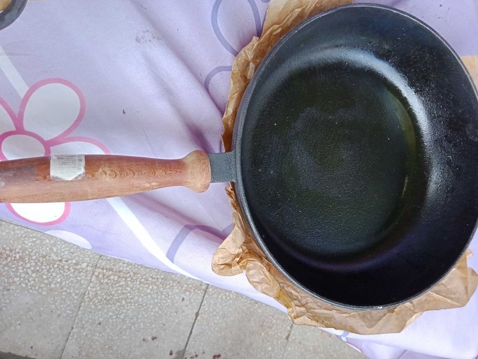 Чугунени съдове за готвене.