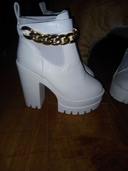 Нови стилни обувки