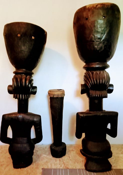 Statui africane cu tam-tam.