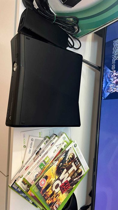 Xbox 360 E конзола  2 джойстикa