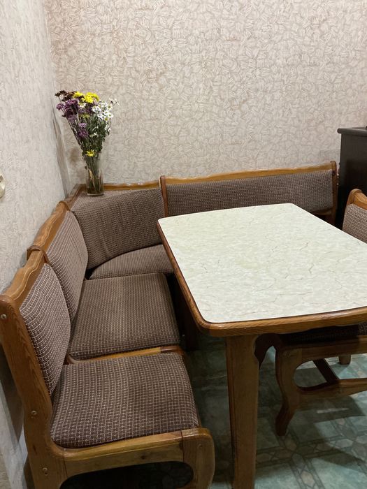 Кухонный уголок со столом и 2 стульями