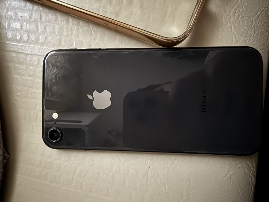 Vand iphone 8 impecabil