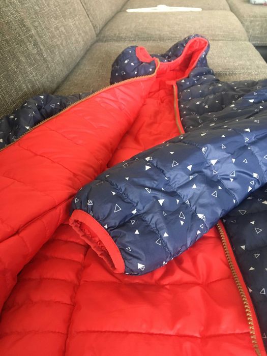 Geaca cu doua fete (rosie si albastra) pentru copil, stare foarte buna