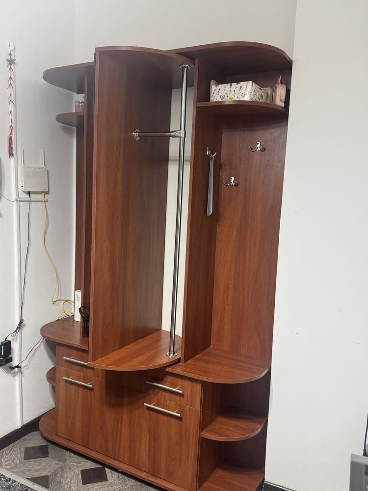 Шкаф для прихожей с зеркалом