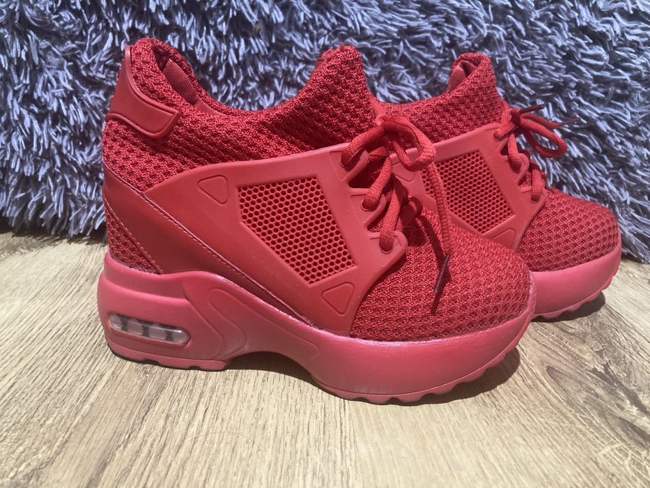 Маратонки -червени и бели