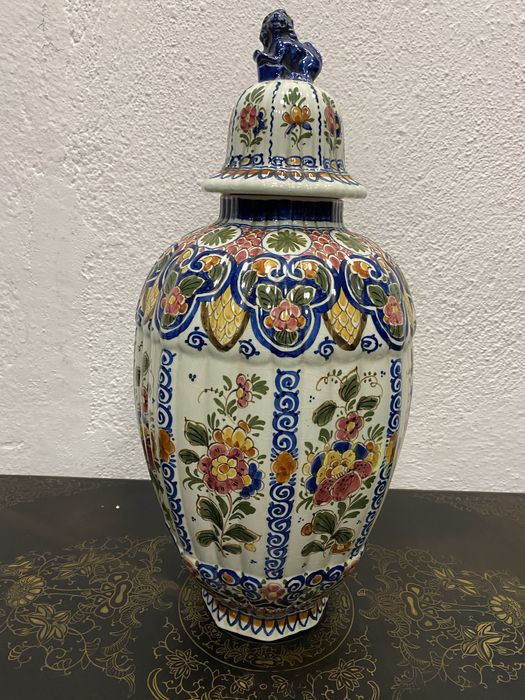 Голямахоландска ваза с капак на Delft