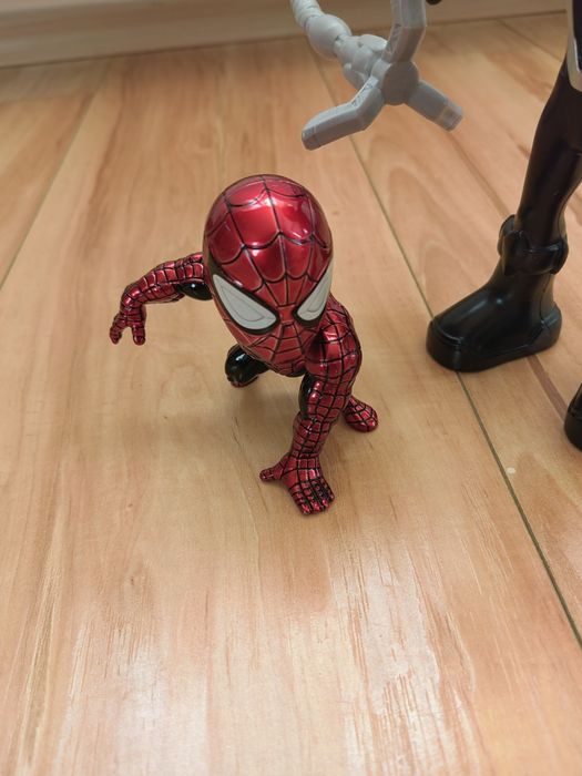 Метална фигурка спайдърмен и фигурка пантера детска играчка
