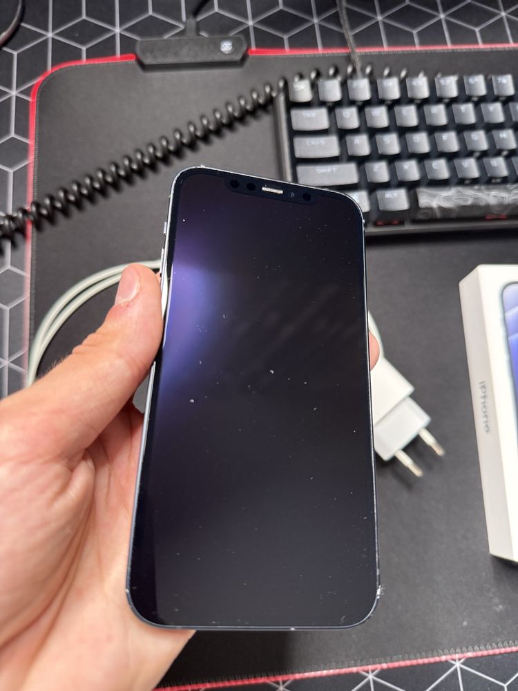 Iphone 12 64gb cu husa, incarcator original.