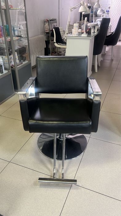 Парикмахерское кресло в отличном состоянии