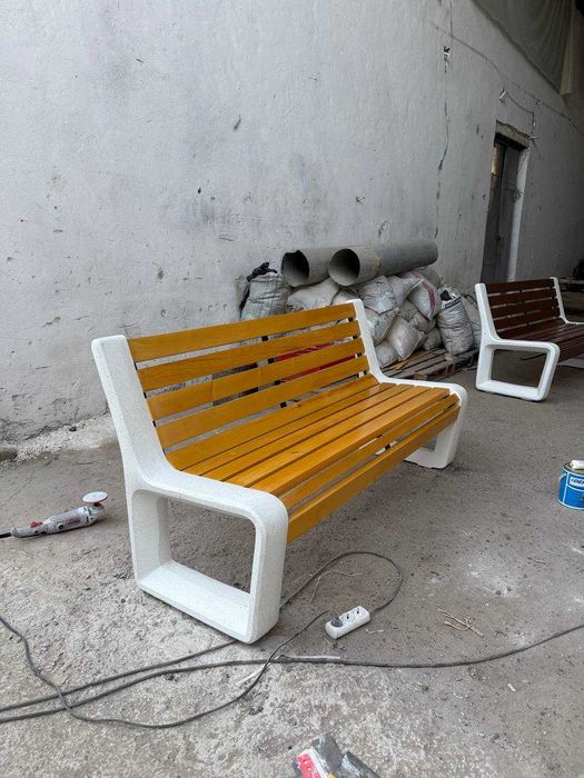 Скамейка из композитного мрамора. Выглядит элегантно