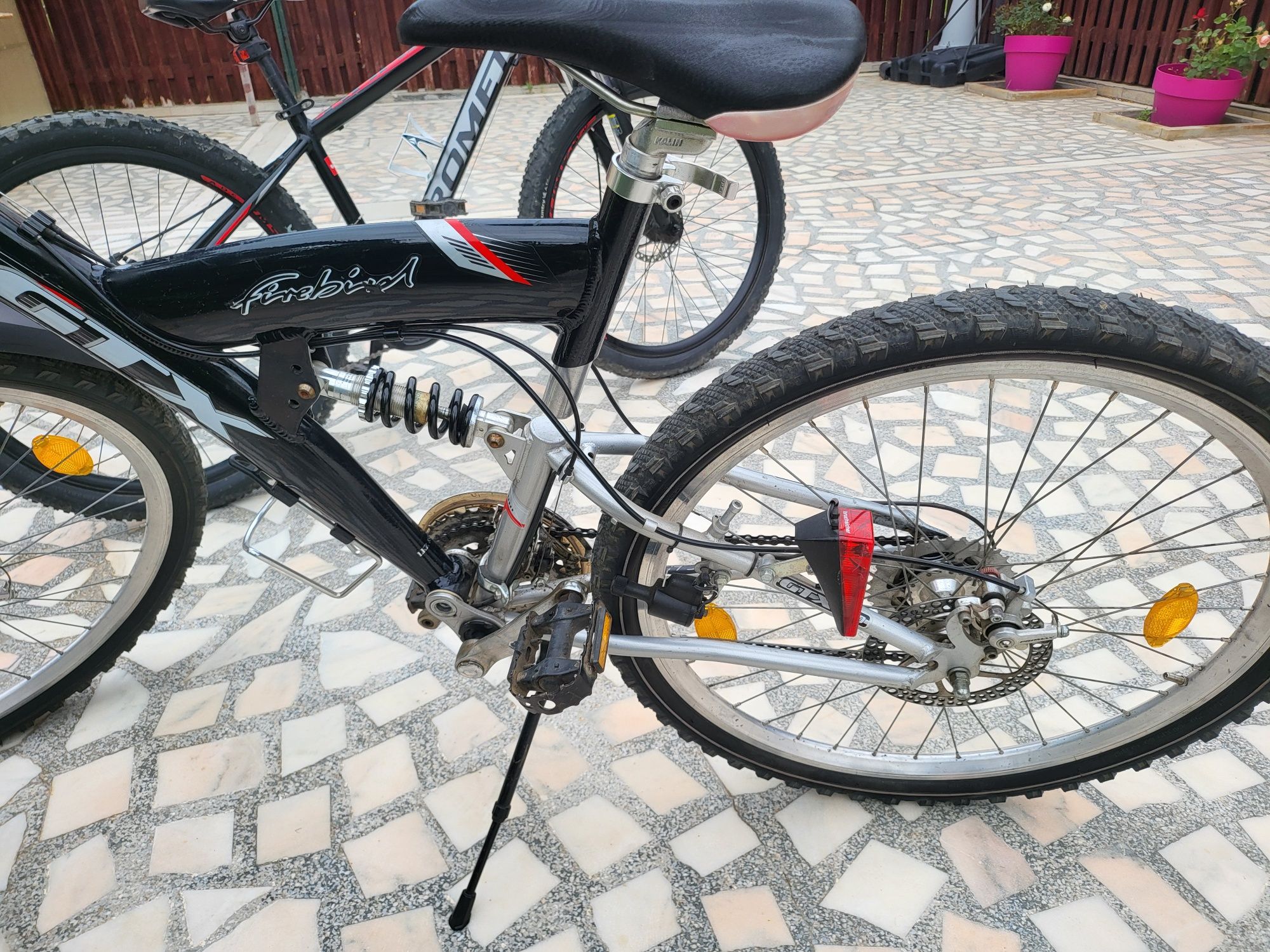 2 biciclete aproape noi