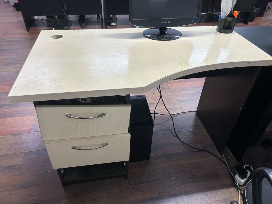 Офисные столы (4 шт) — прочные, удобные, недорого