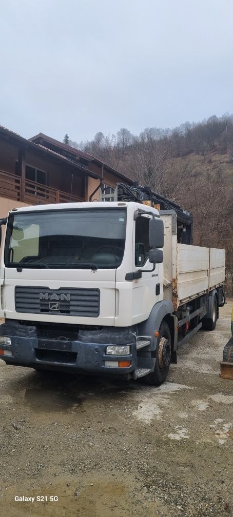 Camion MAN cu macara pentru materiale de construcții