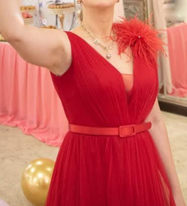 Rochie rosie cu voal si pene