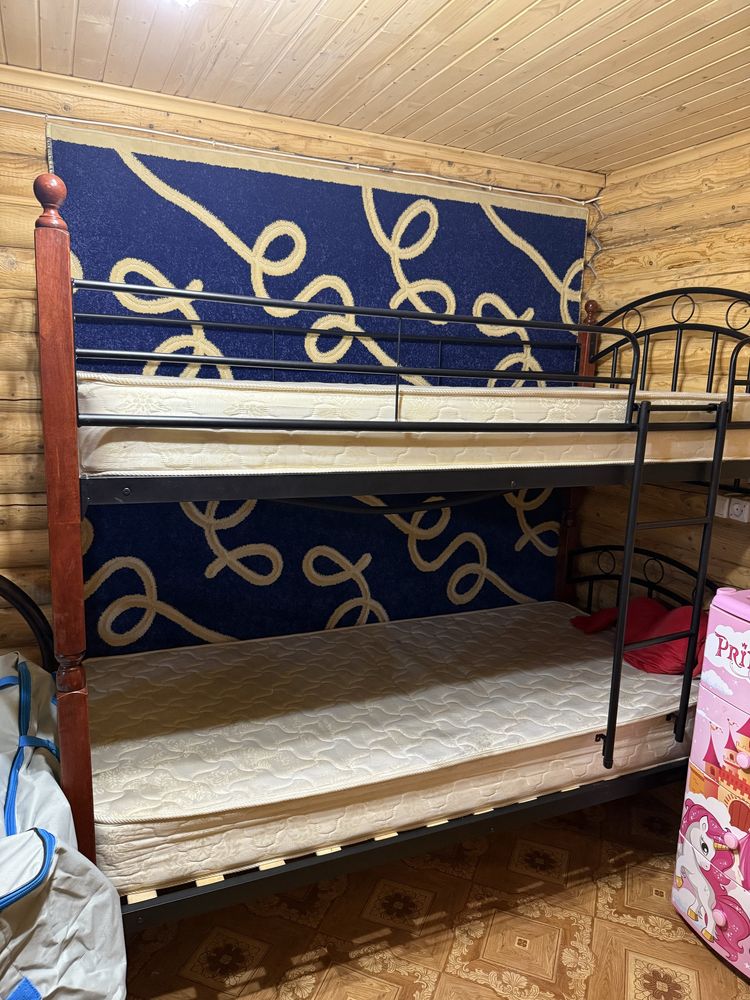 Продам двухярусную кровать , с матрасами, отличного качества.