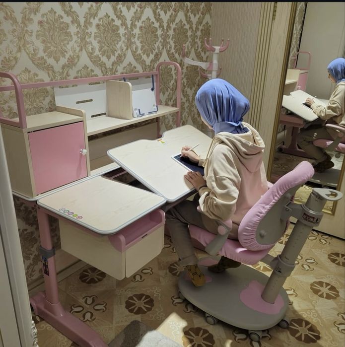 Дарс килиш учун парта . Ортапидик креслоси билан .