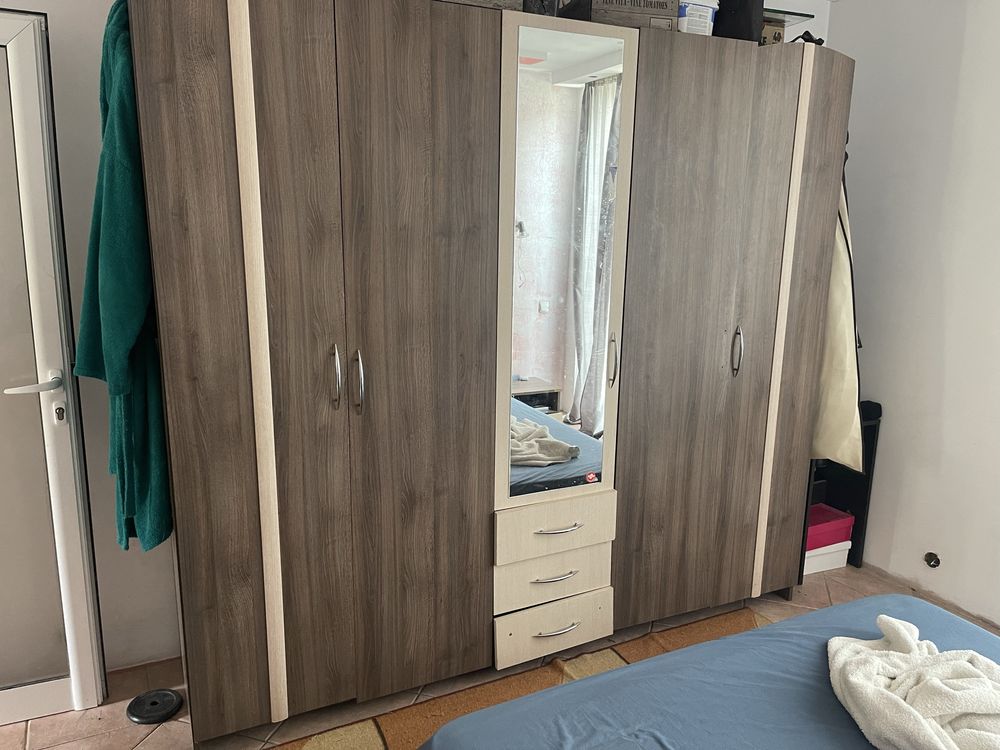 Спалня с гардероб и нощни шкафчета