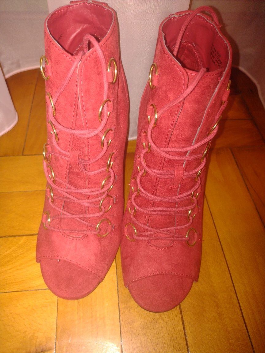 Sandale rosii cu siretuti