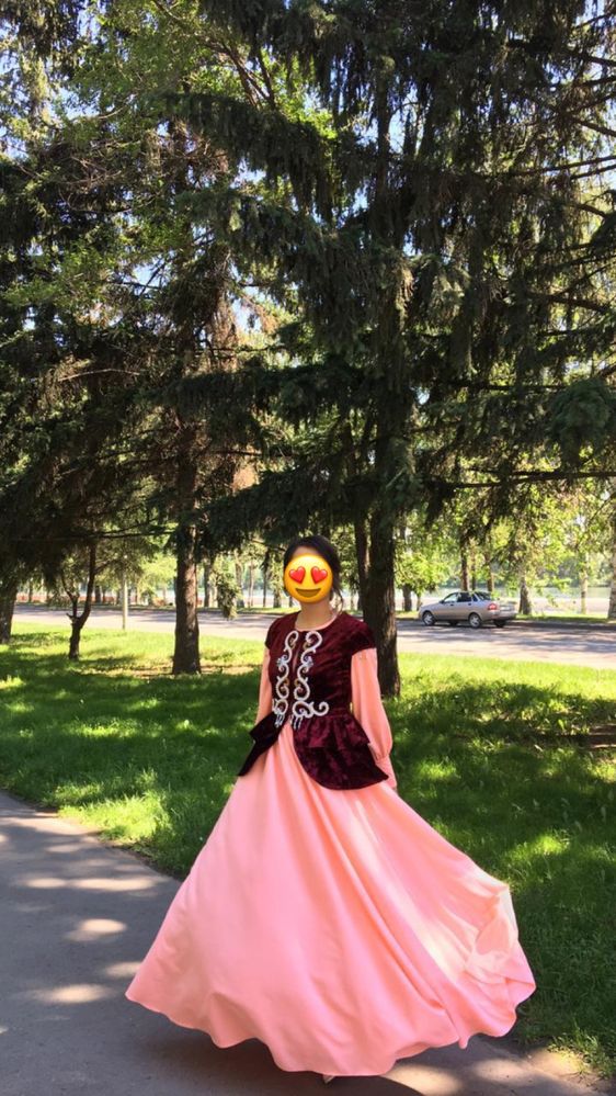 Платье-костюм в национальном казахском стиле