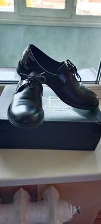 Продам кожанные ботиночки чёрного цвета цена 7.000 тенге.