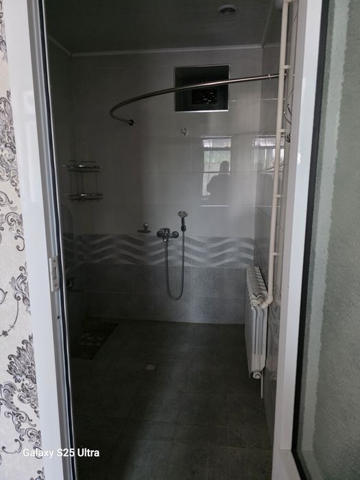 Асакада деу олдида 5.5 сотих 6 хона хама шароит бор газ сув светна