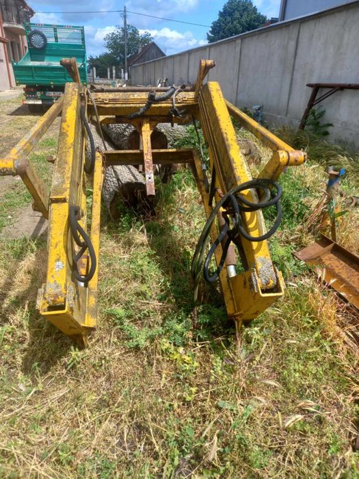 Brat cu cupa, tractor Internațional