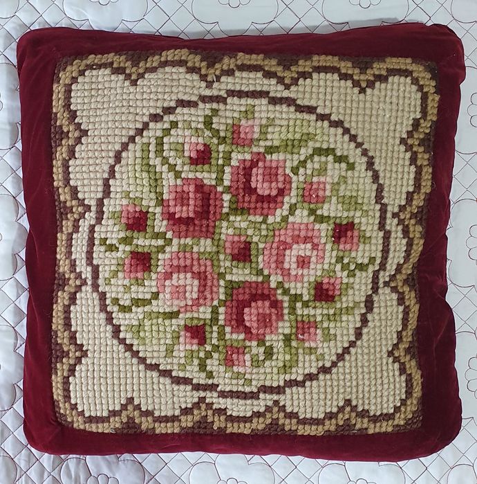 Vând fete de pernă decorative lucrate manual.