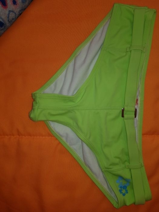 луксозен зелен бански топмодел Хавай и Розов с нежни къдрички и връзки