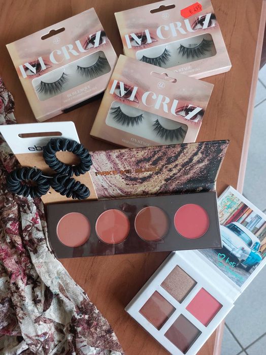 Аксесоари и грим