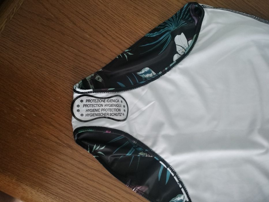 Vând Costum baie