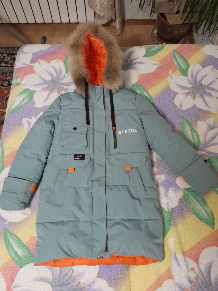 Продам зимнюю куртку для девочки