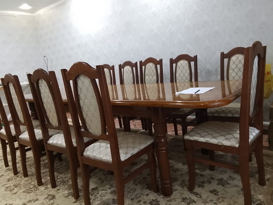 Стол ма стулями в отличном состояний
