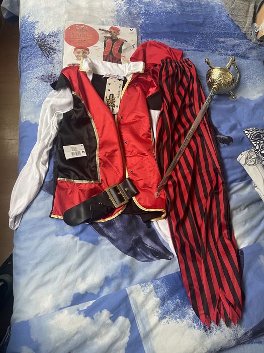 Три карнавални костюма, полицай, пират и дракула