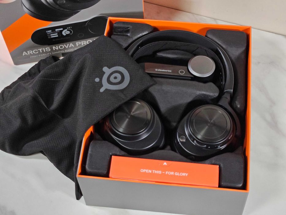 SteelSeries Arctis Nova Pro Wireless: Топ звук и безкраен гейминг!