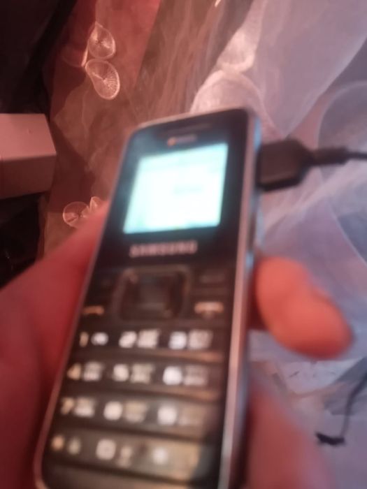 Продам сотовый телефон простушка samsung