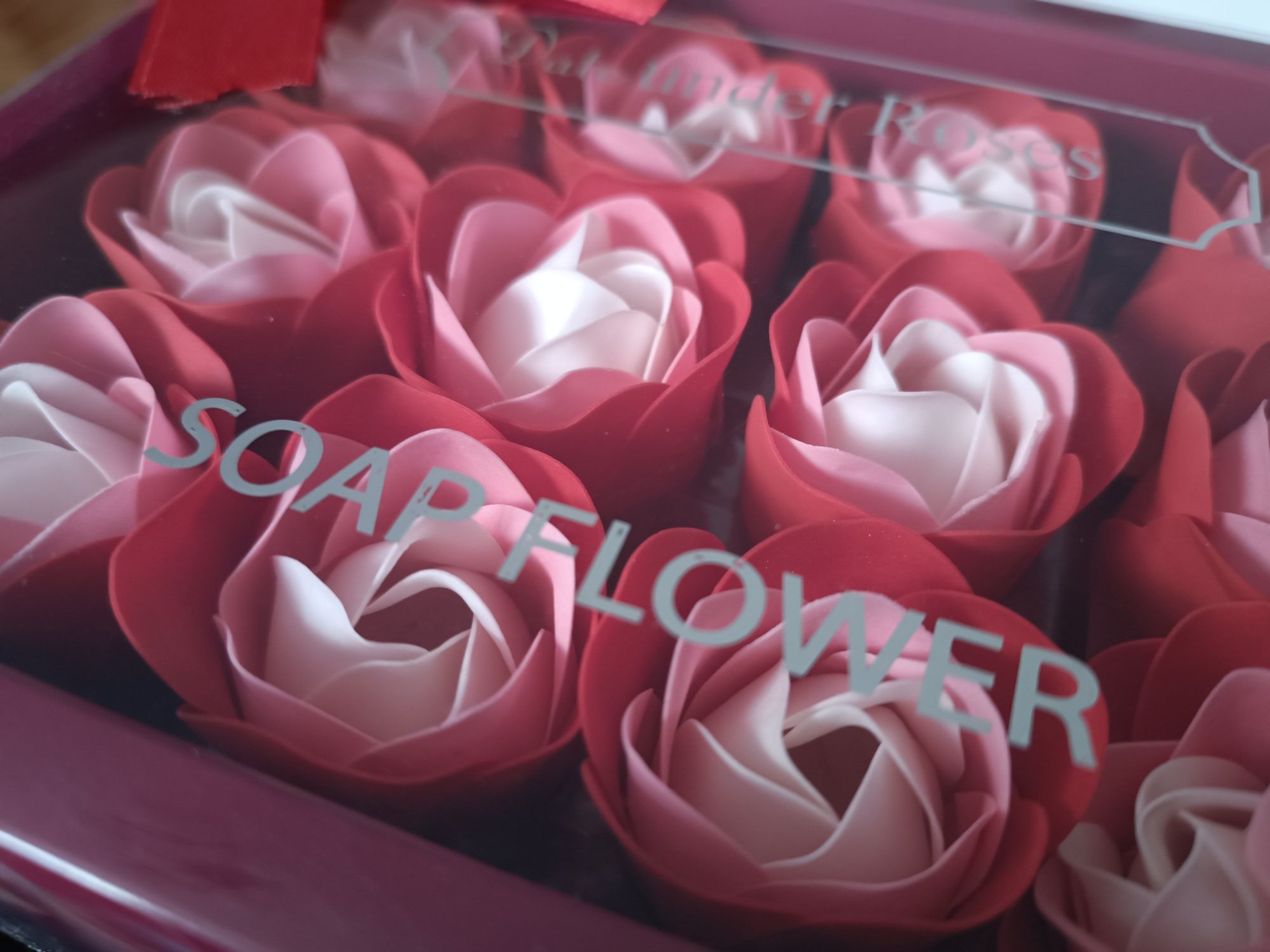 Set de 12 flori de săpun, ambalate în cutie roșie, cu fundiță roșie