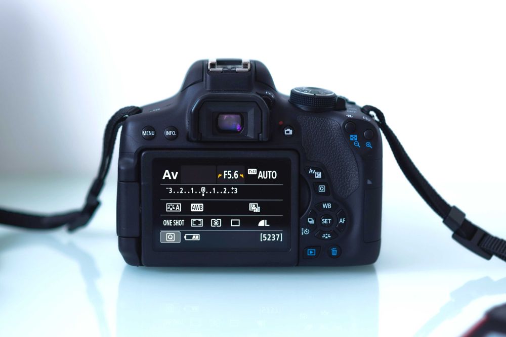 CANON 750D + cu WiFi si TouchScreen stare foarte buna