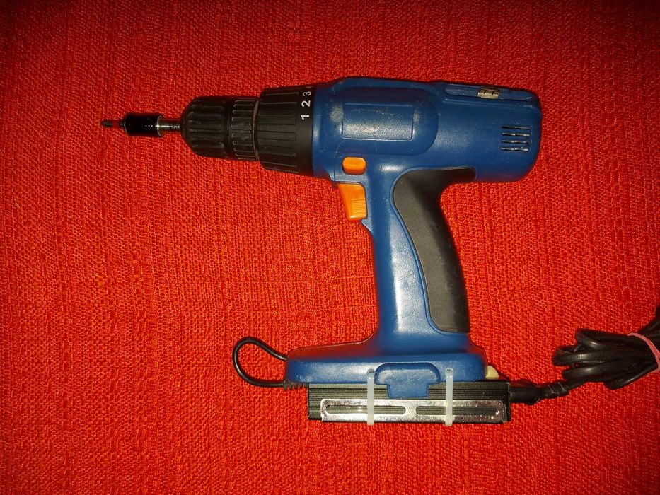 Bormasina --- Masina de gaurit si insurubat, 220 V