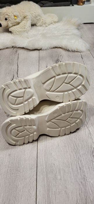 Papuci noi fără etichetă