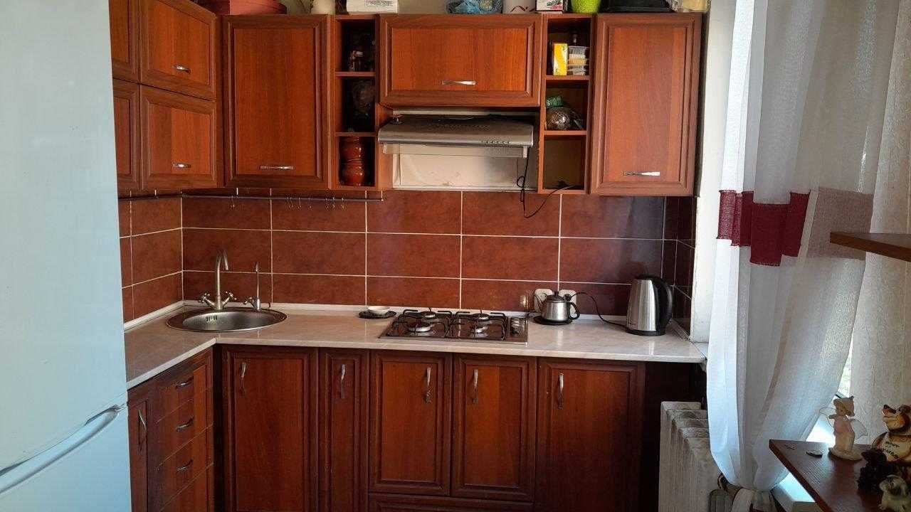 Продам 3 к квартиру студию, на 5/5 на 6 мкр,