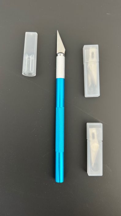 Нож за рязане на фолио и резервни остриета.