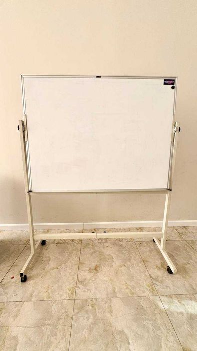 Доска белая  с подставкой Deli